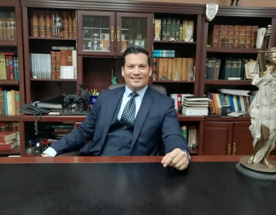 Abogado en su oficina